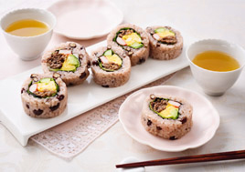 お赤飯ロール寿司
