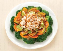 ささみと温野菜のみそマヨソースがけ