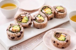 華やかアレンジ♪お赤飯ロール寿司