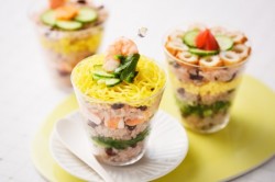 華やかアレンジ♪お赤飯カップ寿司