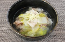 白菜と豚バラの生姜糀スープ