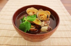 あさりと三つ葉の赤だし