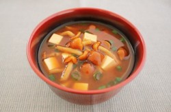 豆腐となめこの赤だし