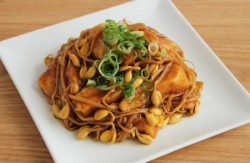 大豆もやしと鶏肉の黒酢炒め