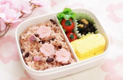 赤飯おこわで桜弁当