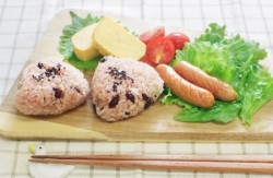 赤飯おこわおにぎりのランチプレート